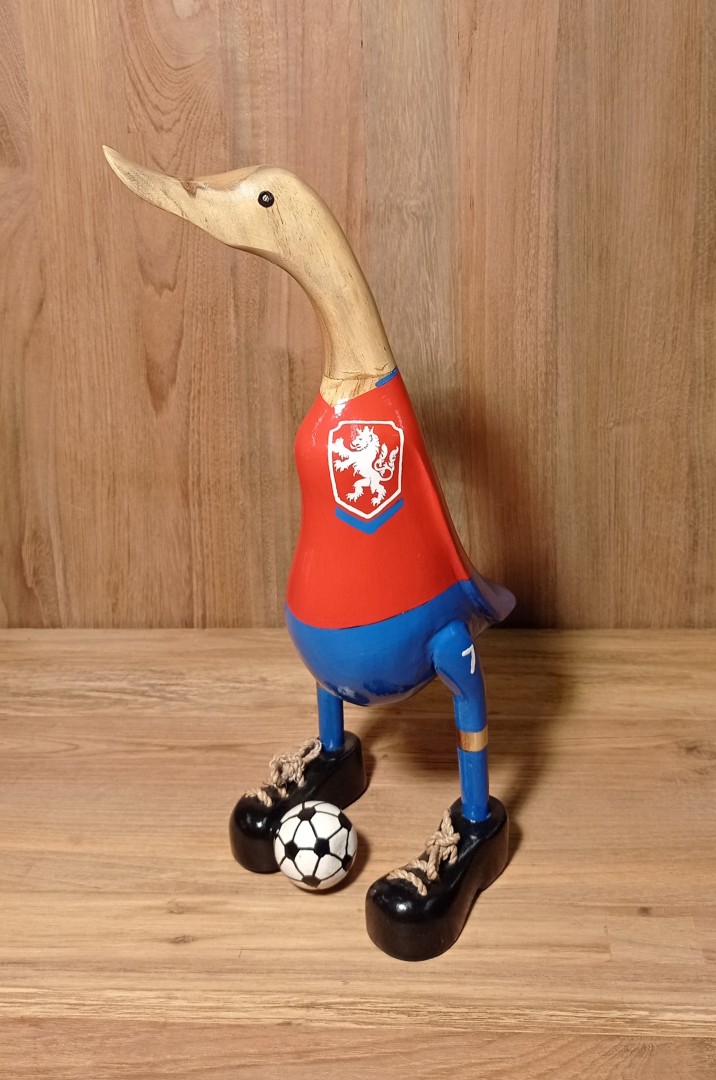 Levně FaKOPA s. r. o. KACHNA - dřevěná kachna - fotbalista ČR 35 cm