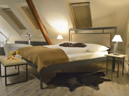 ALMERIA smrk - kovová postel s dřevěným čelem ATYP