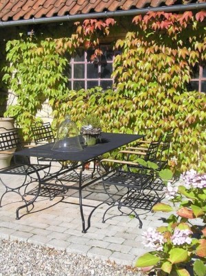 ST. TROPEZ - stabilní kovový stůl 142 x 70 cm - se stolovou deskou - plech